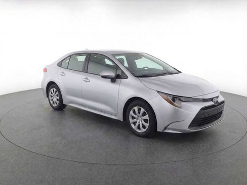 Used 2025 Toyota Corolla LE image 3