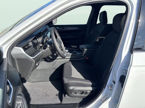 New 2026 Jeep Grand Cherokee Laredo X image 9