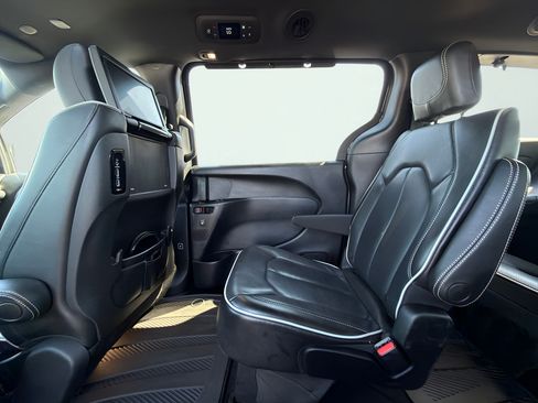 Used 2020 Chrysler Pacifica Limited FWD image 24