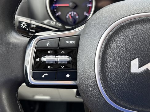 Used 2024 Kia Carnival LX image 21