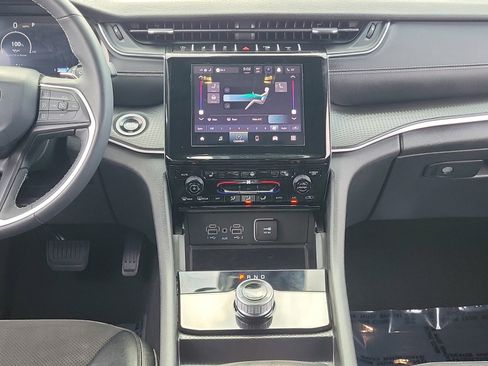 Used 2024 Jeep Grand Cherokee Altitude RWD image 29