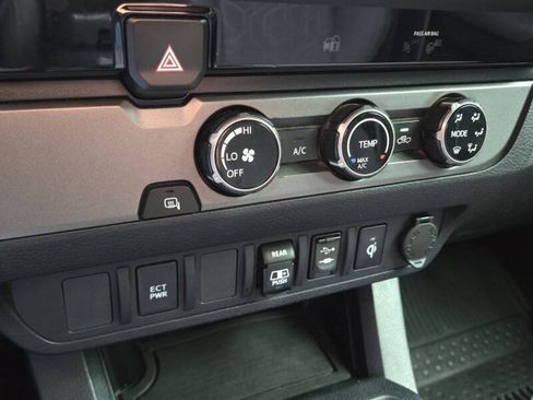 Used 2018 Toyota Tacoma TRD Sport RWD image 21