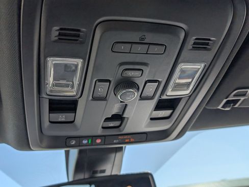Used 2022 Chevrolet Tahoe Premier AWD/4WD image 35