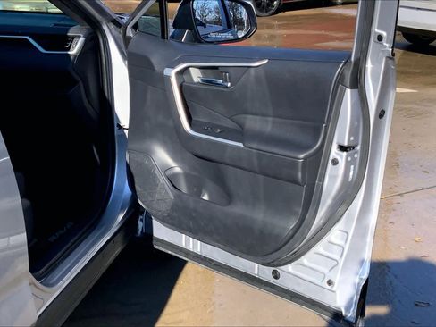 Used 2022 Toyota RAV4 SE w/ Weather & Moonroof Package image 23