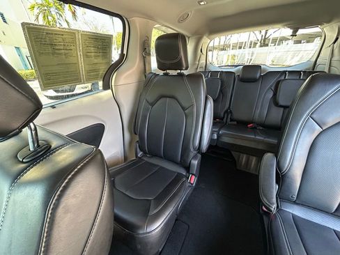 Certified 2023 Chrysler Pacifica Touring-L FWD image 12