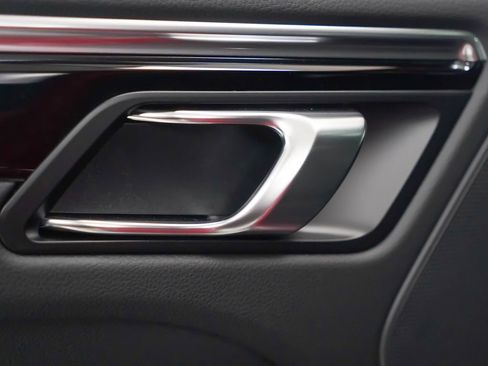 Certified 2025 Porsche Macan S AWD/4WD image 29