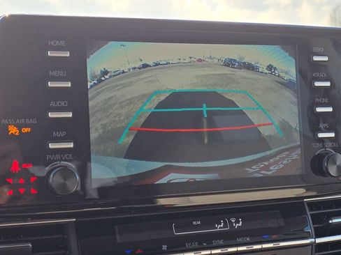 Used 2024 Toyota Sienna LE image 32