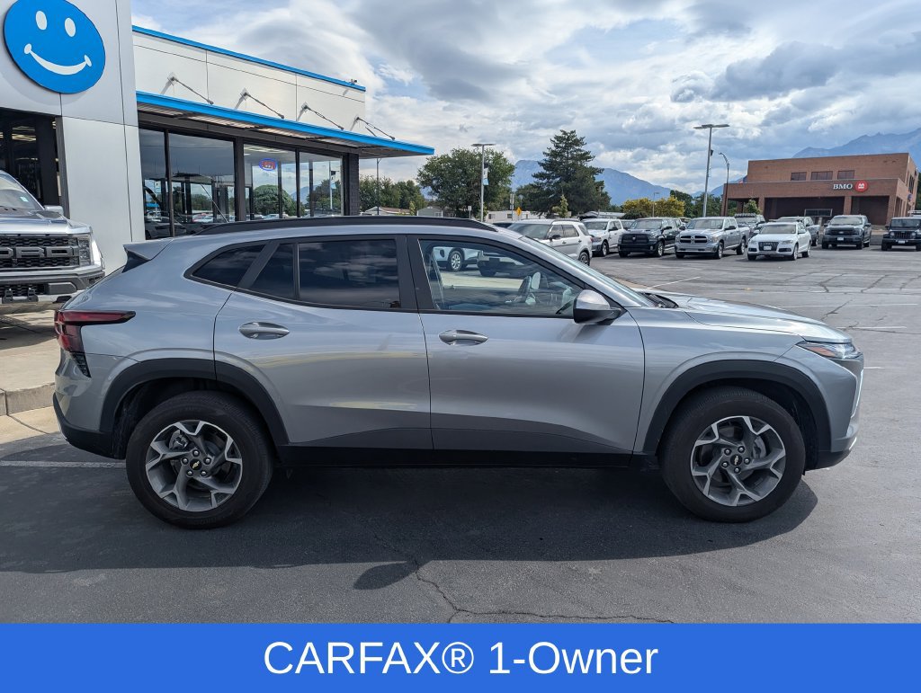 Used 2025 Chevrolet Trax LT w/ Driver Confidence Package FWD image 2