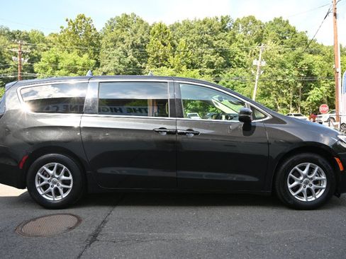 Used 2023 Chrysler Pacifica Touring-L FWD image 6