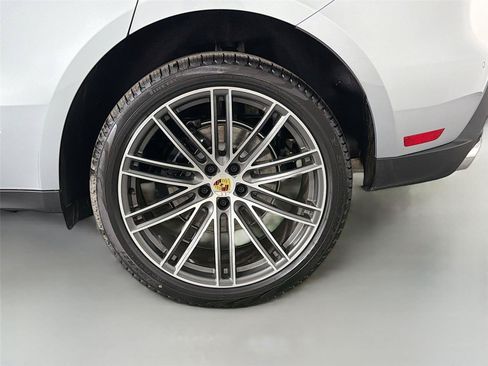 Certified 2026 Porsche Macan AWD/4WD image 12