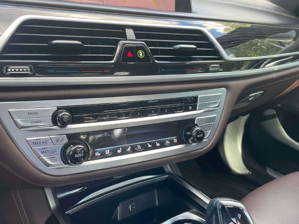 Used 2019 BMW 750i xDrive w/ Autobahn Package AWD/4WD image 30