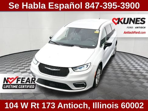 Used 2024 Chrysler Pacifica Touring-L image 17