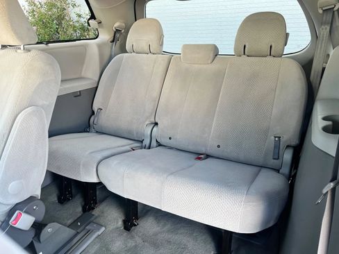 Used 2011 Toyota Sienna LE FWD image 36