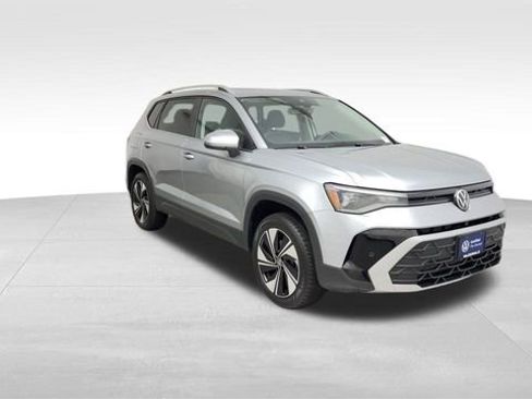 Certified 2025 Volkswagen Taos SE image 10