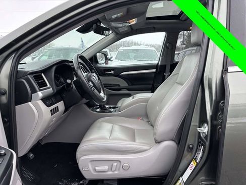 Used 2019 Toyota Highlander XLE image 3