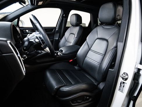 Certified 2023 Porsche Cayenne AWD/4WD image 5