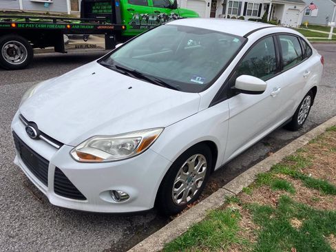 Used 2012 Ford Focus SE FWD image 2