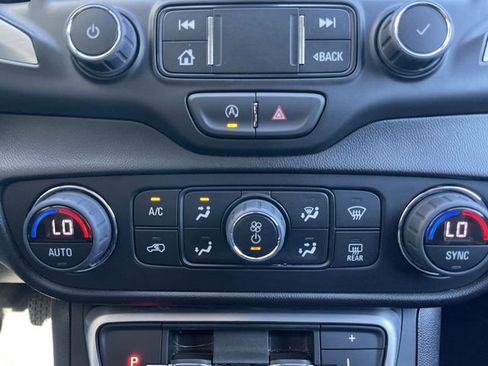 Used 2024 GMC Terrain SLT image 18