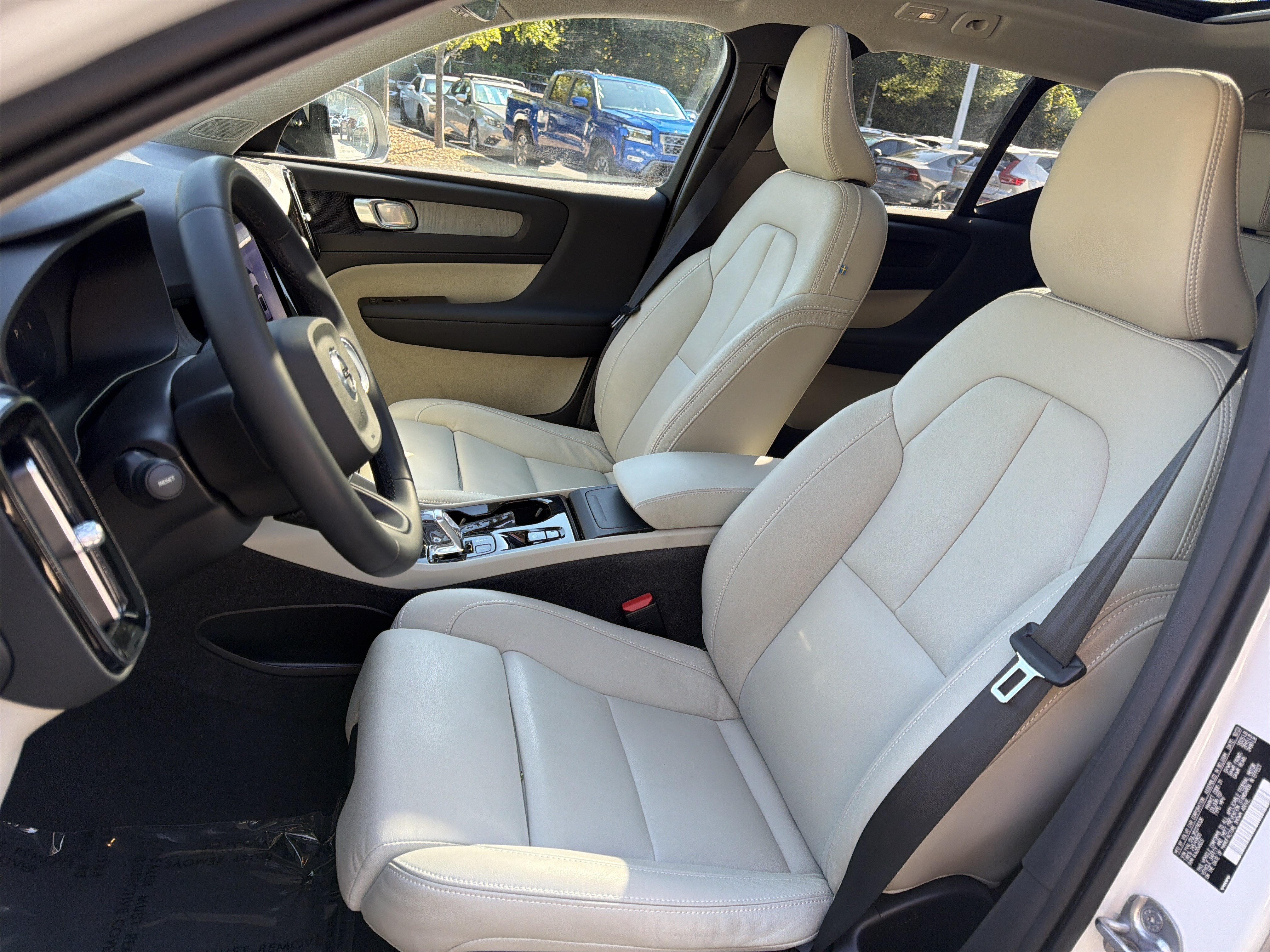 Certified 2024 Volvo XC40 B5 Plus w/ Protection Package Premier AWD/4WD image 16
