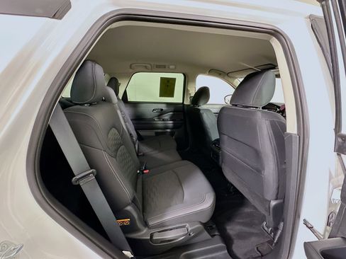 Used 2025 Nissan Pathfinder SV image 30