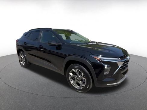 Used 2025 Chevrolet Trax LT FWD image 2