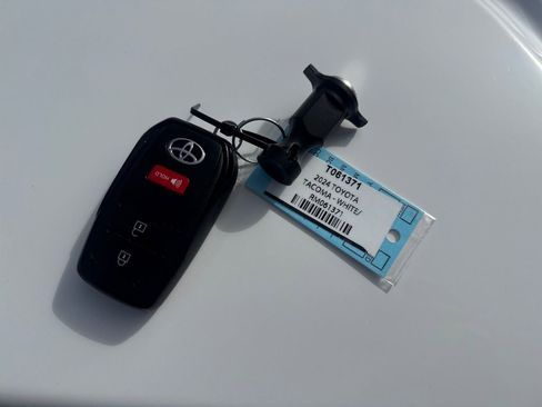 Used 2024 Toyota Tacoma TRD Sport w/ TRD Sport Upgrade Package image 28