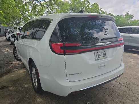 Used 2025 Chrysler Pacifica Select FWD image 8