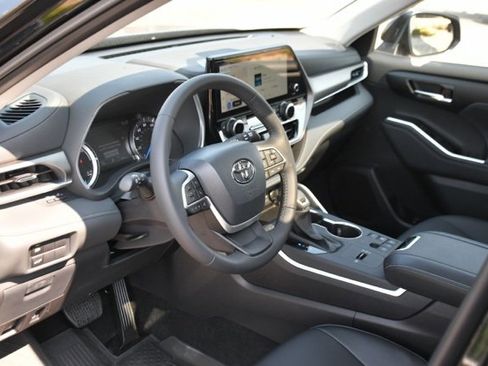Used 2025 Toyota Highlander XLE image 11