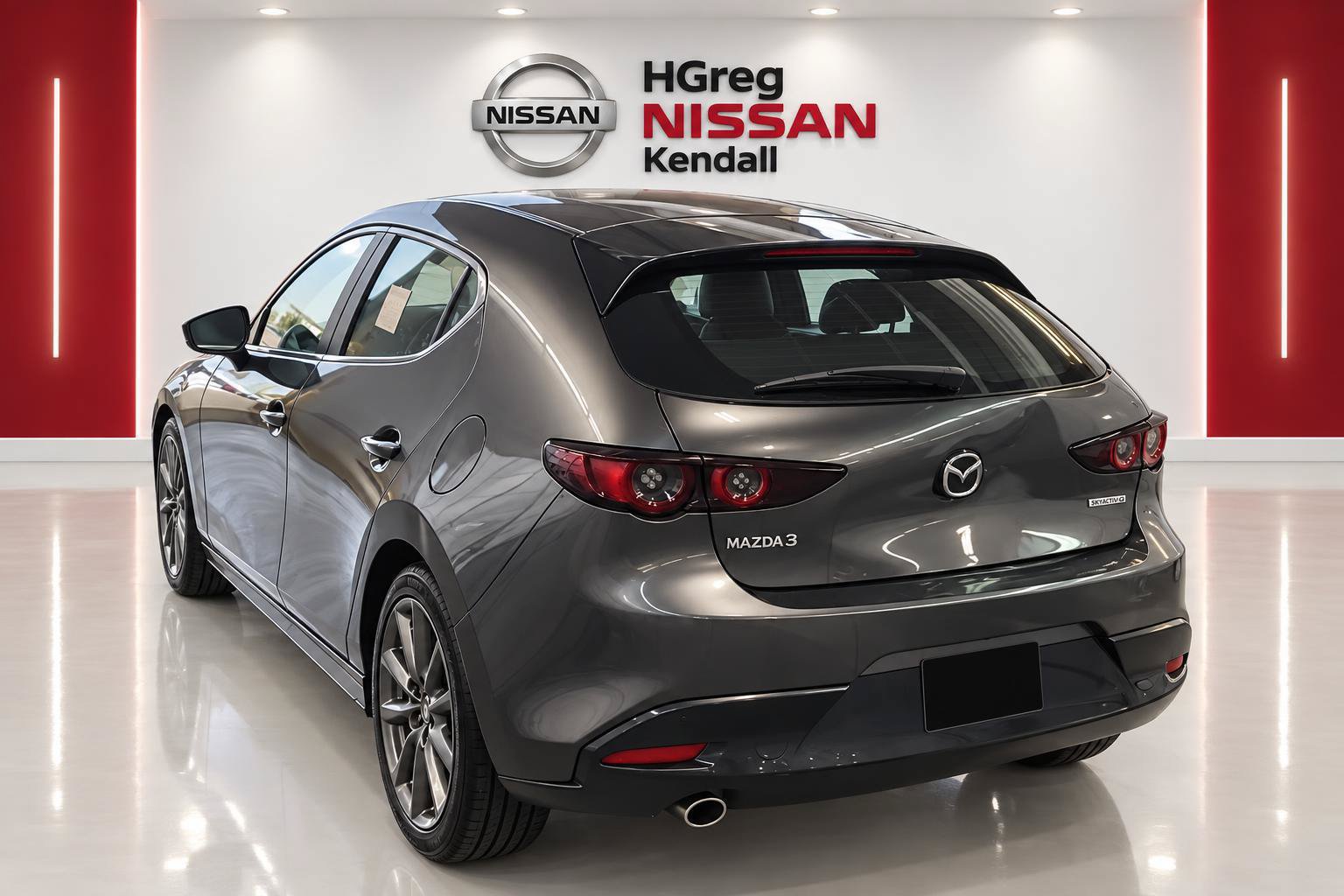 Used 2020 MAZDA MAZDA3 Hatchback FWD image 2