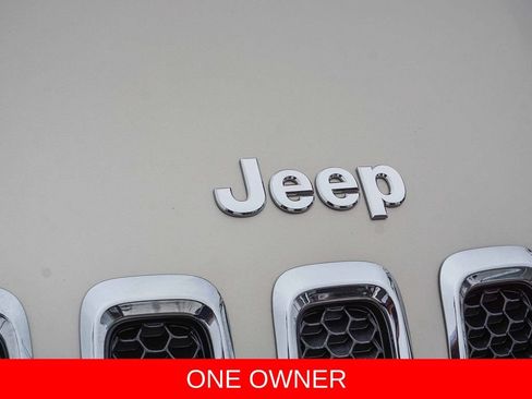 Used 2015 Jeep Cherokee Latitude w/ Comfort/Convenience Group FWD image 11