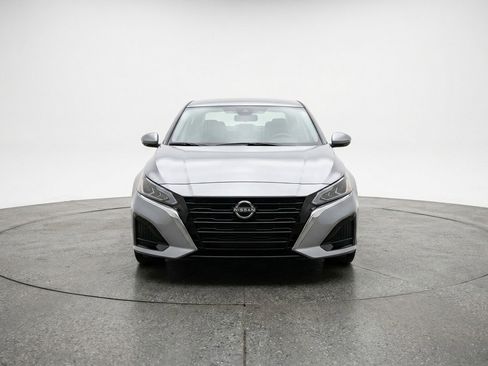 Used 2025 Nissan Altima 2.5 SV image 2