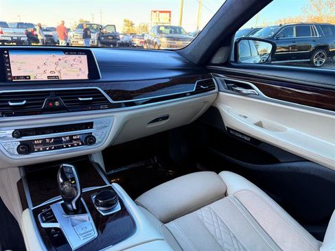 Used 2018 BMW 750i image 30