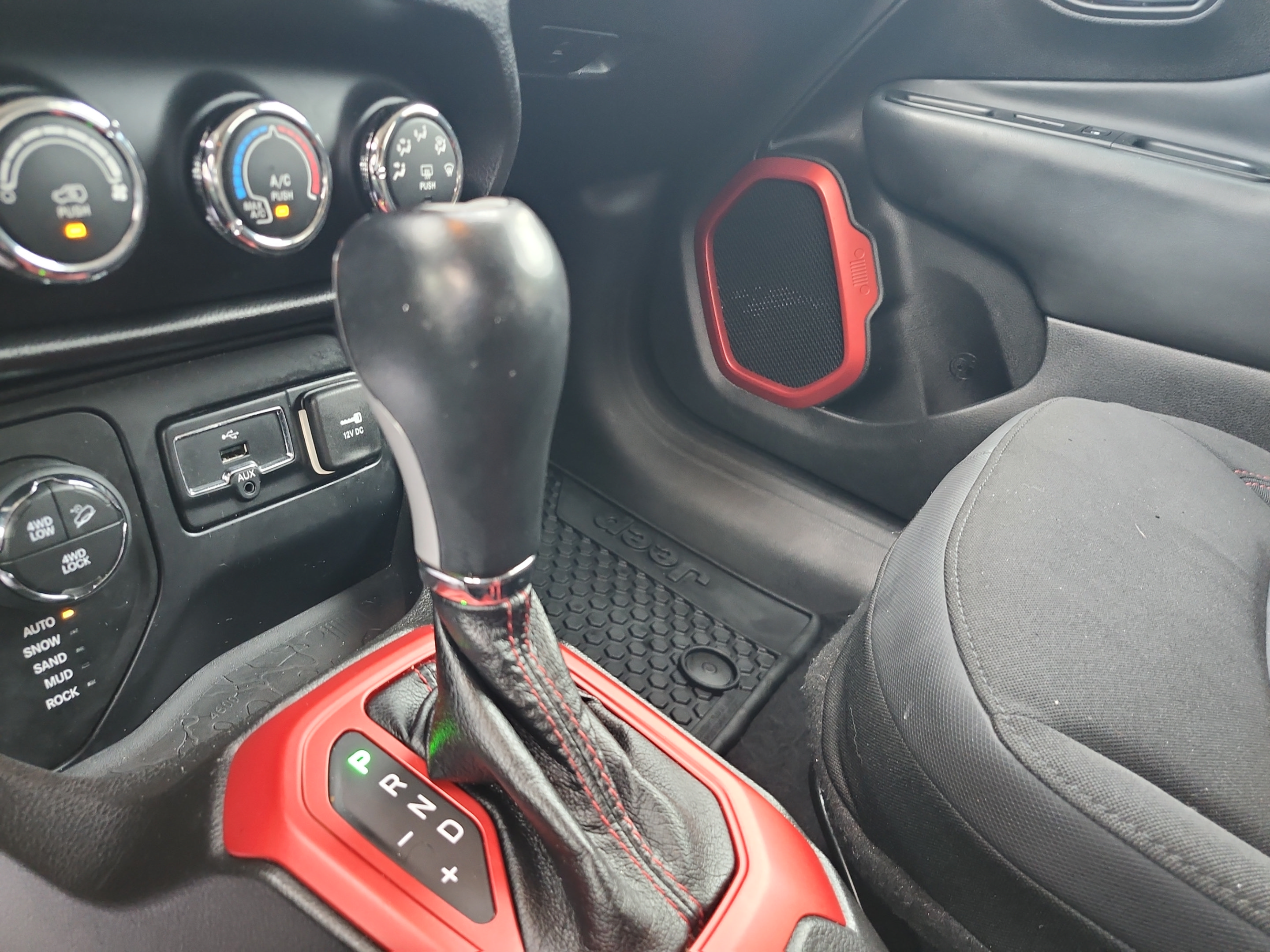 Used 2017 Jeep Renegade Trailhawk AWD/4WD image 14