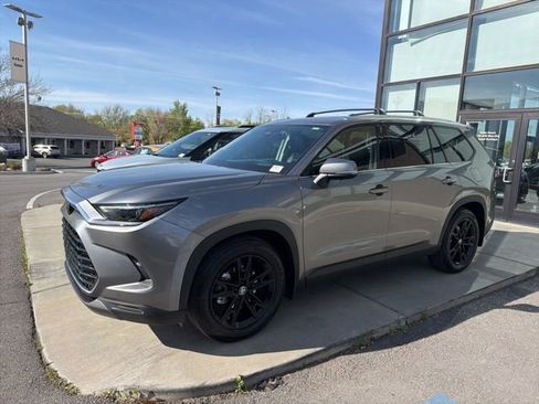 Used 2025 Toyota Grand Highlander AWD image 2