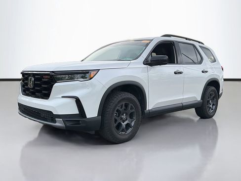 Used 2025 Honda Pilot TrailSport image 2