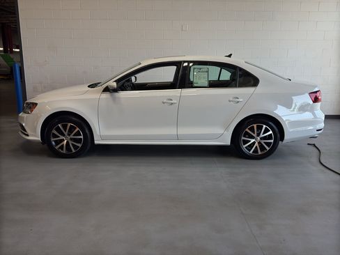 Used 2017 Volkswagen Jetta SE image 2