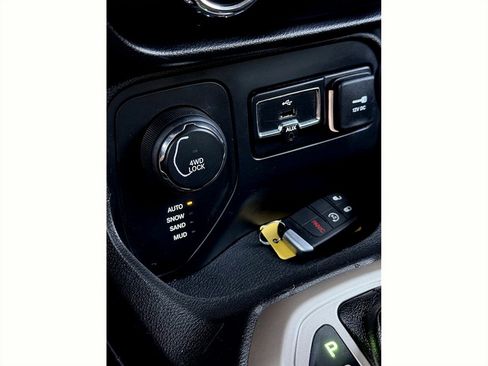 Used 2017 Jeep Renegade Latitude image 12