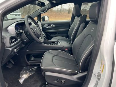 New 2026 Chrysler Pacifica Limited w/ Uconnect Theater Family Group