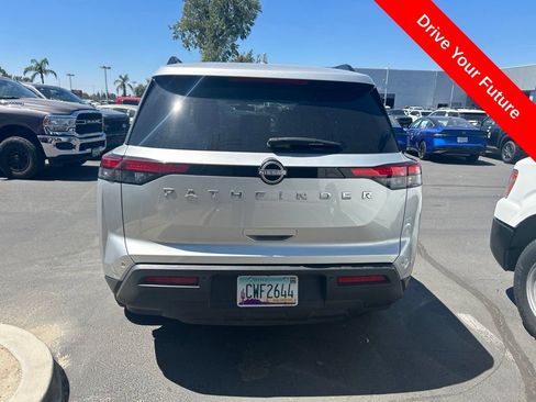 Used 2025 Nissan Pathfinder SV FWD image 4
