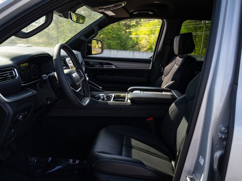 Used 2025 Jeep Wagoneer L Series II image 14