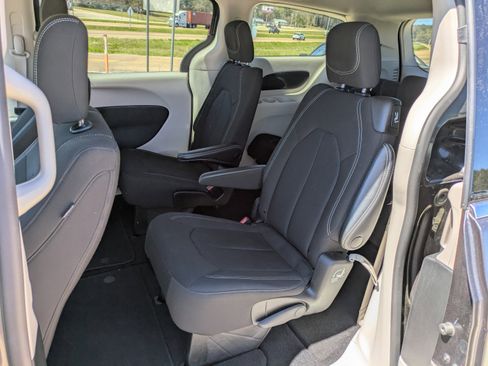 Used 2022 Chrysler Voyager LX image 14