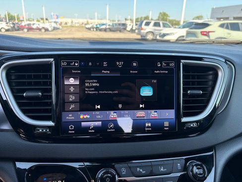 Used 2026 Chrysler Pacifica Select FWD image 35