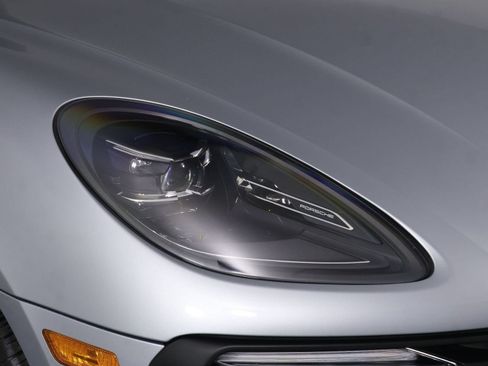 Certified 2026 Porsche Macan AWD/4WD image 28