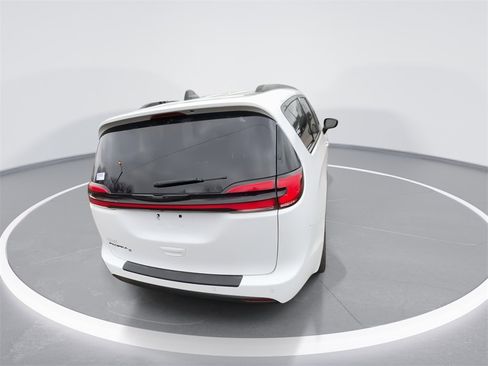 Used 2024 Chrysler Pacifica Touring-L w/ S Appearance Package image 8