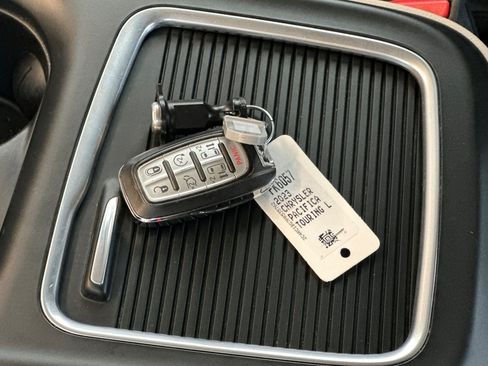 Used 2023 Chrysler Pacifica Touring-L FWD image 32