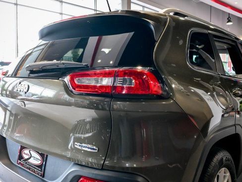 Used 2015 Jeep Cherokee Latitude AWD/4WD image 11