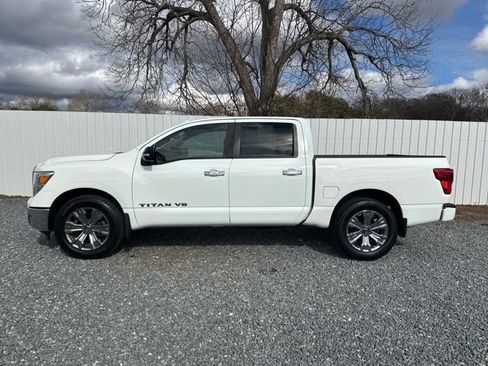 Used 2018 Nissan Titan SV w/ SV Convenience Package image 2