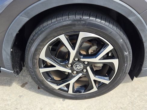 Used 2019 Toyota C-HR XLE image 12