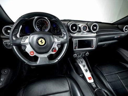 Used 2017 Ferrari California T image 25