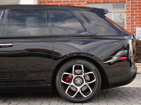 Used 2020 Rolls-Royce Cullinan Black Badge image 24